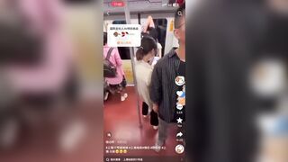 bọn trẻ giờ bạo vl,thò tay mò vú ny ngay trên tàu điện