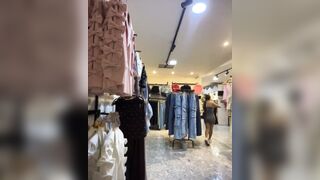 Gái xinh chủ shop quần áo vú to mông bự khoe hàng 1