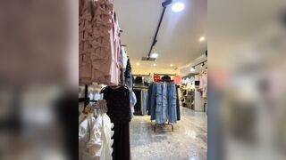 Gái xinh chủ shop quần áo vú to mông bự khoe hàng 1