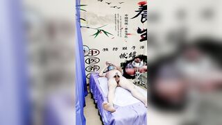 Mát-xa toàn thân, khách lên nứng địt luôn em nhân viên mát-xa