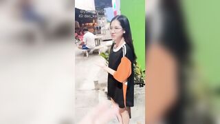Nong Waen cởi quần áo, mặt bảy