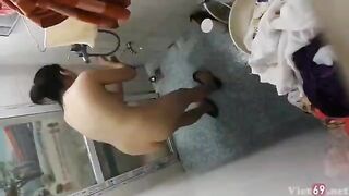 Em họ vú bự tắm
