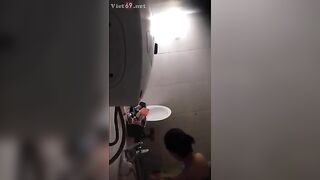 Em hàng xóm tắm da trắng hồng