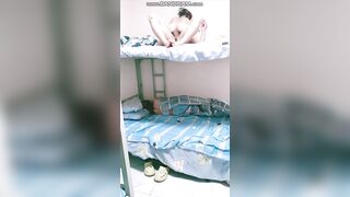 Nứng lồn nhấp cặc người yêu khi con bạn đang ngủ