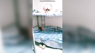 Nứng lồn nhấp cặc người yêu khi con bạn đang ngủ