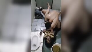 Em gái sinh viên nhậu say đi vệ sinh ở quán bị trai lạ địt toét lồn