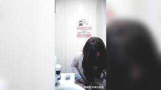 quay lén các em gái xinh trong nvs công cộng