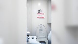 quay lén các em gái xinh trong nvs công cộng