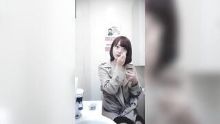 quay lén các em gái xinh trong nvs công cộng