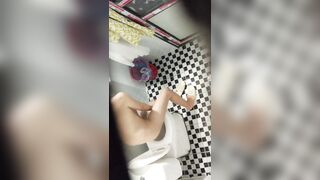 Quay lén con em sinh viên cùng dãy trọ đi đái quá nứng