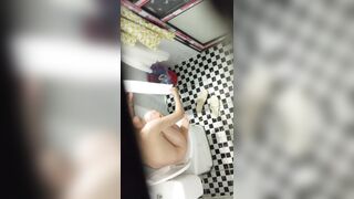 Quay lén con em sinh viên cùng dãy trọ đi đái quá nứng