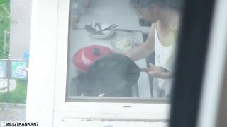 quay lén em hàng xóm ko mặc áo ngực rửa bát