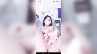 Em gái nữa đêm nứng lồn live app thủ dâm sướng lồn té đái luôn