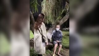 Mbbg nứng lồn ra công viên tìm cu để bú