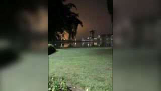 Mbbg nứng lồn ra công viên tìm cu để bú