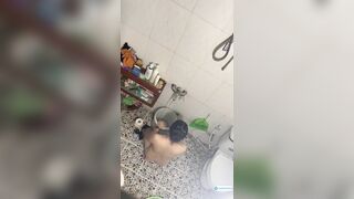Trèo tường quay lén c dâu vú bự đi tắm