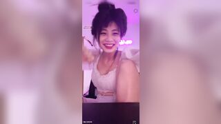 Livetream của e Ngọc Nhi2k người thì mảnh khảnh mà có cặp bưởi khủng