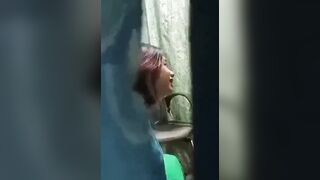Em học sinh ra chơi tranh thủ bú cu đỡ nứng, ai dè bị quay lén