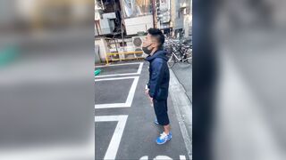 Thanh niên đứng giữa sân sóc lọ và nhìn crush bị thằng khác địt