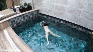 Làm tình dưới bể bơi