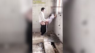 bé hoc sinh đi lạc vị 2 ông chú tập thể trong nhà hoang