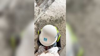 Tụt quần ngay tại công trường bắt em bú