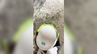 Tụt quần ngay tại công trường bắt em bú