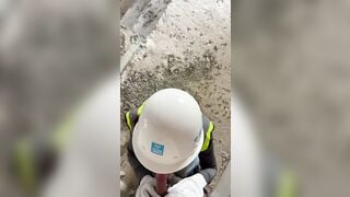 Tụt quần ngay tại công trường bắt em bú