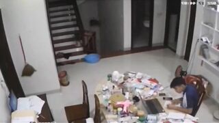 Thằng anh đang học bài mà con em cứ ở trần không mặc đồ chạy lon ton