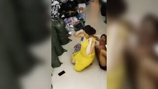 Mẹ vợ nứng tự nguyện đến quyến rũ con rể tại cửa hàng