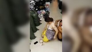Mẹ vợ nứng tự nguyện đến quyến rũ con rể tại cửa hàng