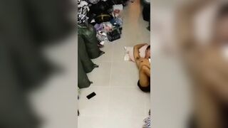 Mẹ vợ nứng tự nguyện đến quyến rũ con rể tại cửa hàng