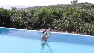 Đang bơi mà nứng quá thì địt luôn dưới nước