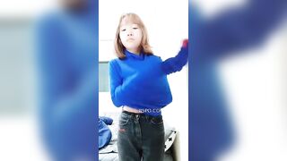 Em gái 18 tuổi cởi đồ khoe dáng