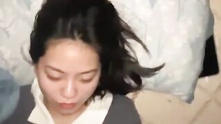 Lẻn vào phòng eg họ nằm ngủ không dám địt chỉ dám thủ dâm rồi xuất lên tóc em nó