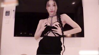 Một cô gái Thái Lan với vòng eo thon gọn và vòng một đầy đặn
