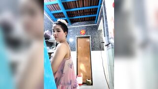 Chị mb xinh không mặc quần khoe mông to ra trắng trên live
