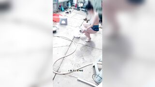 thằng chồng biến thái mang vợ sang cho thằng hàng xóm già húp