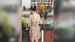 Nhét toy vào lồn trong lúc nấu ăn vú đẹp lồn múp  rung sướng tê lồn 2
