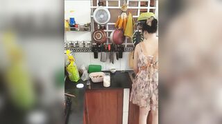Nhét toy vào lồn trong lúc nấu ăn vú đẹp lồn múp  rung sướng tê lồn 2