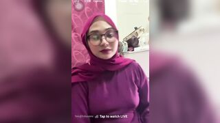 em gái indo live stream bán quạt