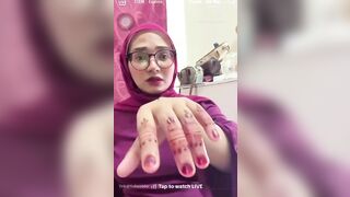 em gái indo live stream bán quạt