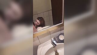 Đưa em vào WC để địt