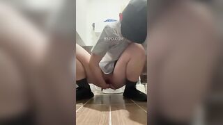 TOMBOY TRỐN LÀM, VÀO WC MÓC LỒN