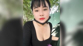 Cần thủ khoe hàng vú to lồn ngon ngoài hồ