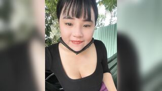 Cần thủ khoe hàng vú to lồn ngon ngoài hồ