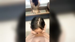 che em người yêu thưởng thức cây kem nóng hổi nhìn em ăn ngon lành