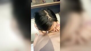 che em người yêu thưởng thức cây kem nóng hổi nhìn em ăn ngon lành