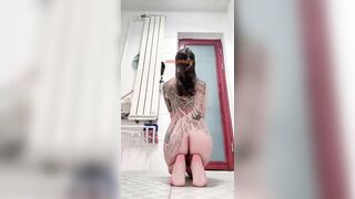 Dù là phượng hoàng xinh đẹp cao quý thì cũng phải lột đồ ra livetream show hàng thôi3