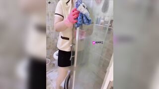E nhân viên giúp việc dâm đãng vú bự đg dọn dẹp mà lại thèm cặc cậu chủ nhà cu to